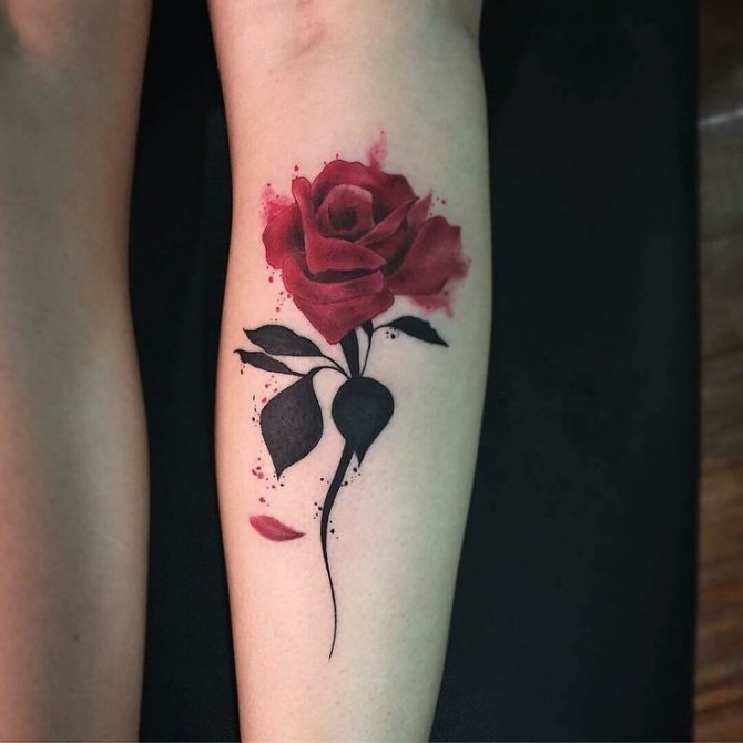 Tatouage d'une rose sur la main