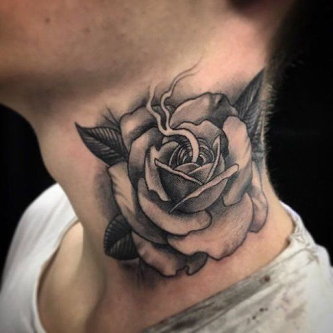 El tatuaje de una rosa queda muy bien en el cuello de un hombre