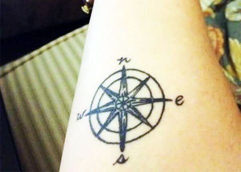 Татуировка вятърна роза за момичета