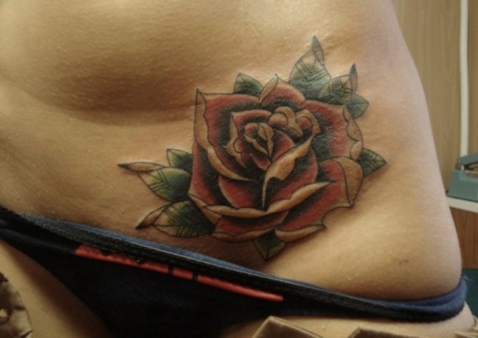 Tatouage d'une rose sur le bras d'une femme