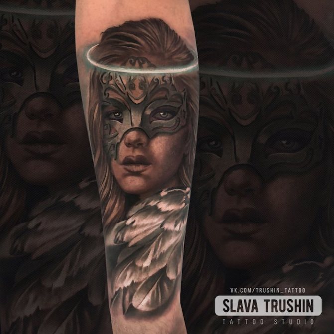 manica del tatuaggio per ragazze nere