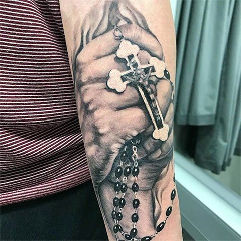 Tatuaje de brazo orante con cruz