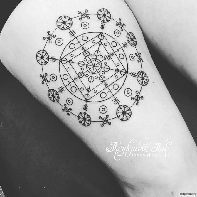Tatouage runes minimalisme tatouage sur la cuisse