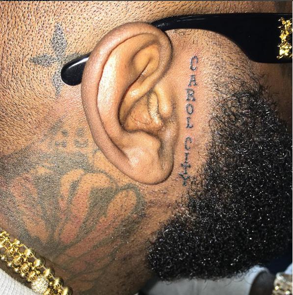 Tatouage sur le front, le front et le visage