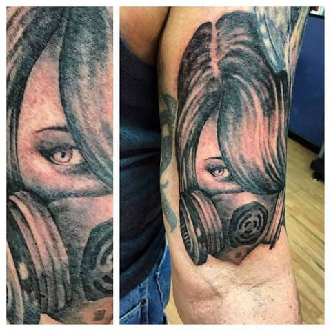 Fille tatouée avec un masque à gaz