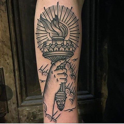 Tatouage avec une torche