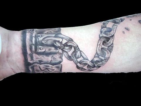 Grilletes de tatuaje a mano