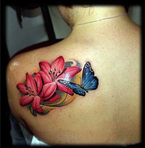 Tatouage d'un lys sur le dos