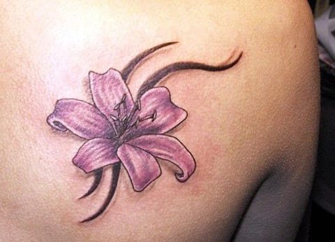 Tatouage avec un lys sur une fille - photo
