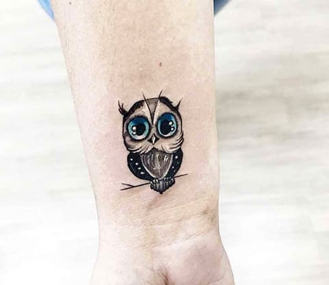 Tatouage d'une petite chouette sur le poignet