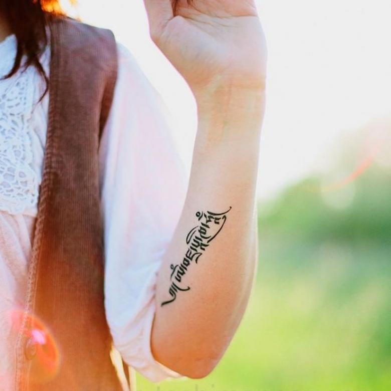 Tatouage avec mantra - signification et motifs des tatouages pour filles (68 photos)