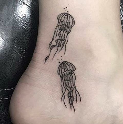 Tatuaggio con medusa sulla caviglia