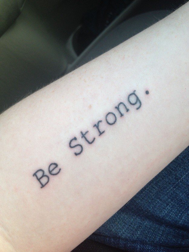 Tatovering der siger Stay Strong