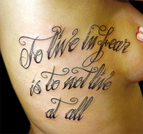 Tatouage avec des mots sur une fille - photo