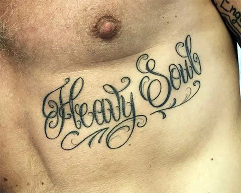 Tatouage avec des mots sur des hommes - photo