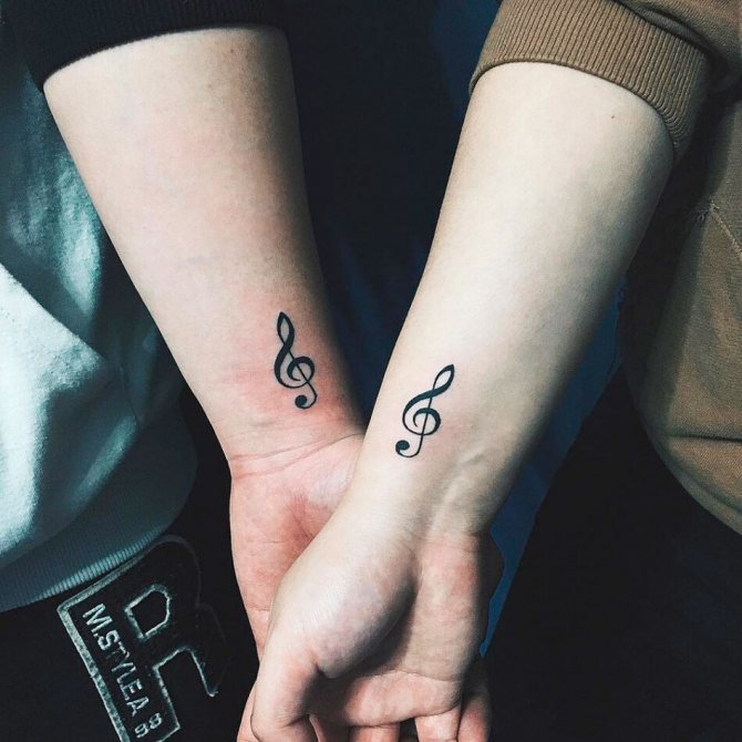 Tatouage avec musique pour les amis