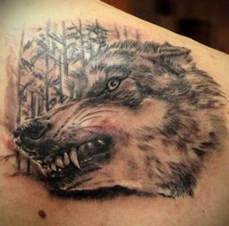 Τατουάζ με χαμόγελο λύκου