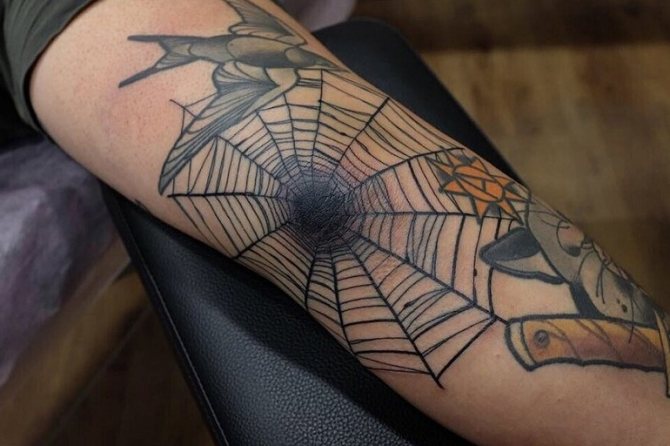 Tetoválás pókhálóval