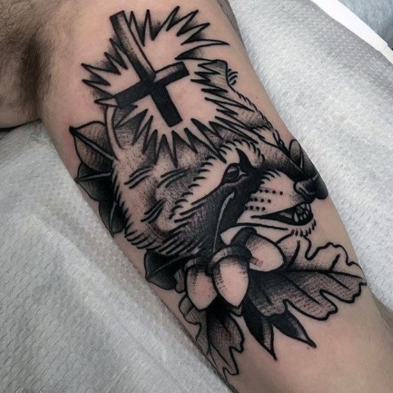 Tatuaje de una cruz invertida