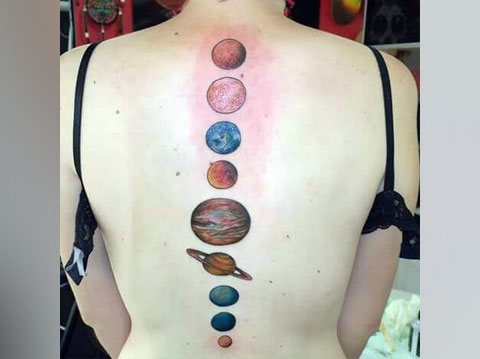 Planet Tattoo auf dem Rücken - Foto