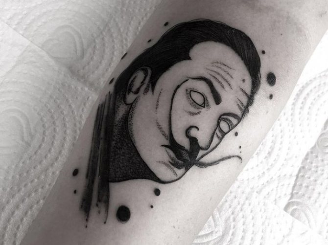 Tatouage d'un portrait graphique de Salvador Dali