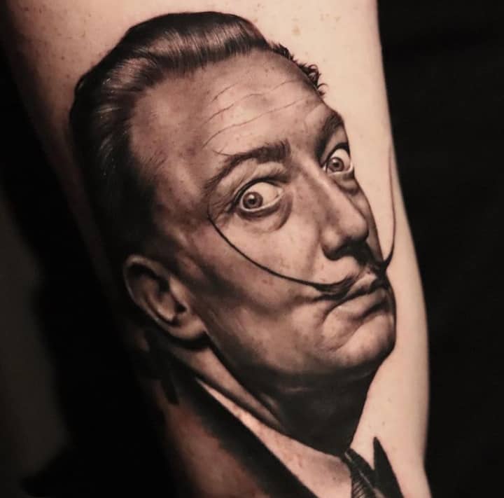 Tatouage avec le portrait de Salvador Dali réalisme