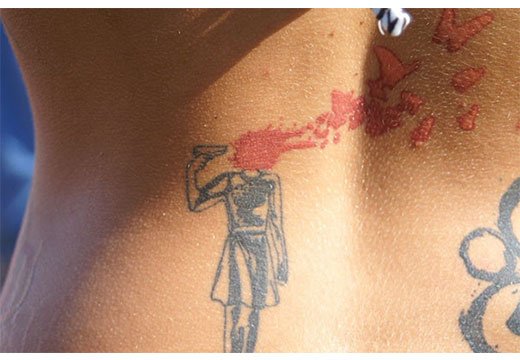 Tatuaje de una marca de nacimiento en la espalda