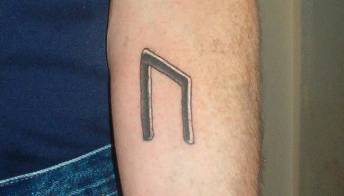 Tatouage avec la rune Uruz