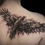 Tetoválás egy hollóval