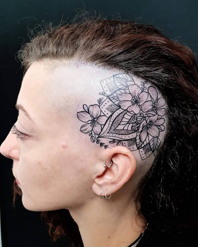 Tatouage de Sakura et Mandala sur la tête d'une fille
