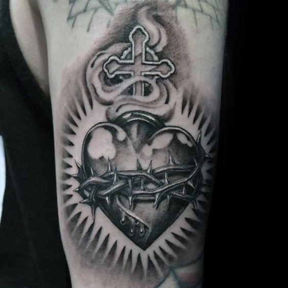 tatuaje de corazón cruzado
