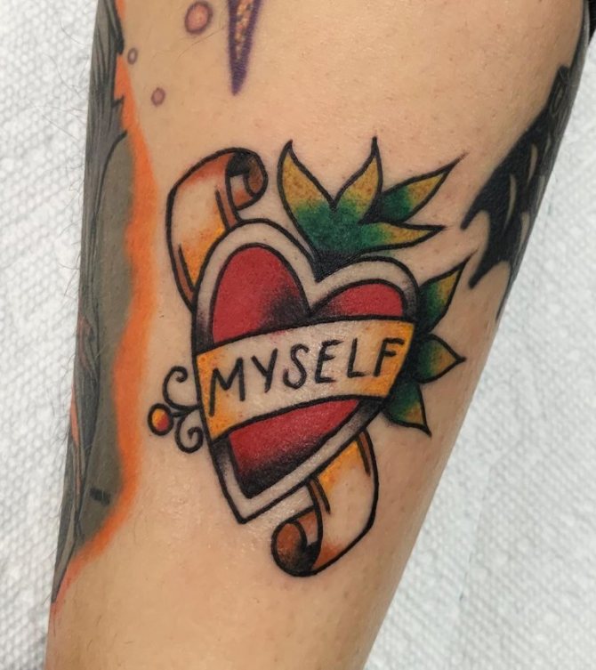 tatouage de cœur sur la main