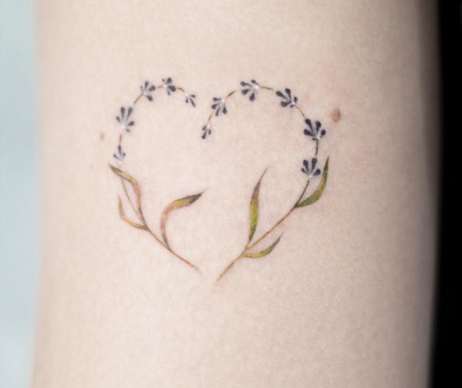 Татуировка на сърце на китката, ръката, лицето, гърдите. Скица, значение