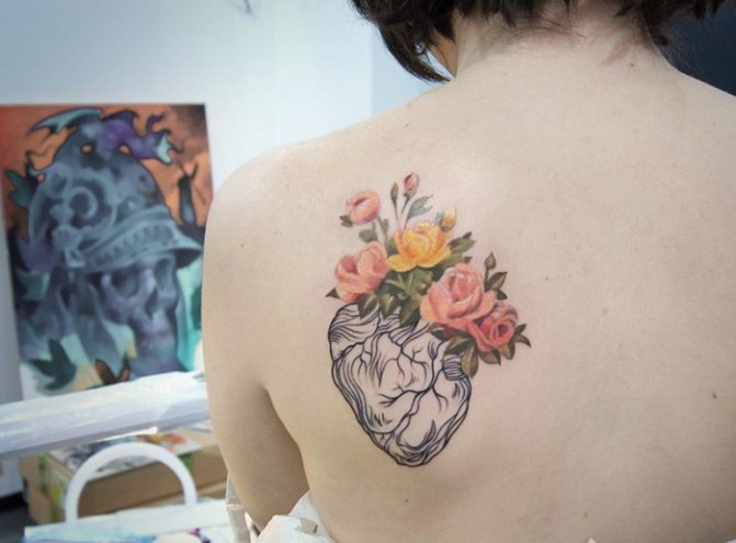 Tatouage de cœur sur le poignet, le bras, le visage, la poitrine. Esquisse, signification