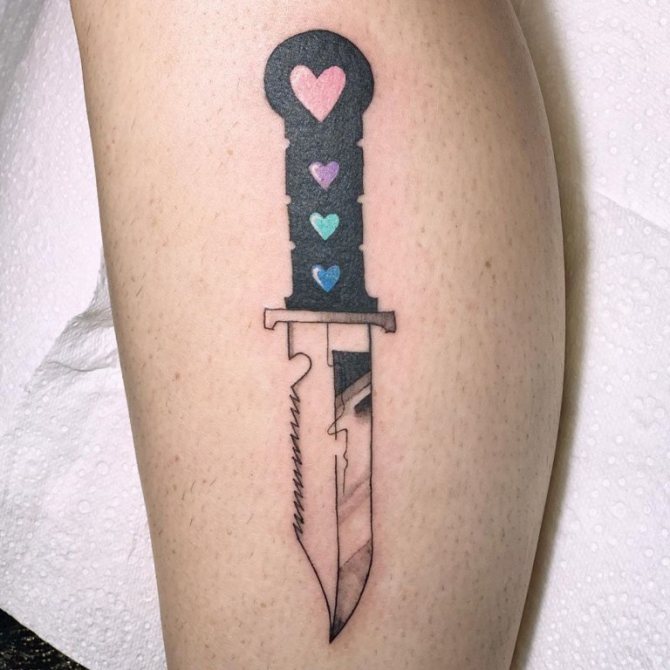 tatouage d'un cœur avec un couteau