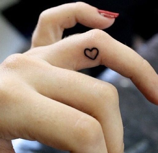 Tatouage d'un cœur sur un doigt. Signification, ce que cela signifie, croquis, photos