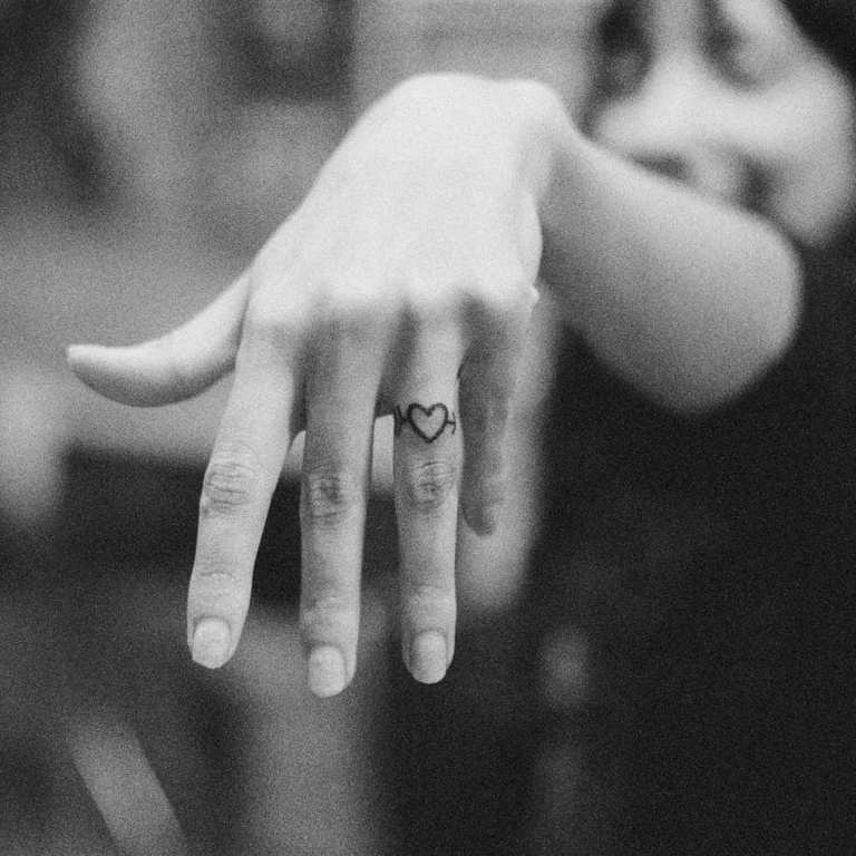 Tatouez un cœur sur votre doigt