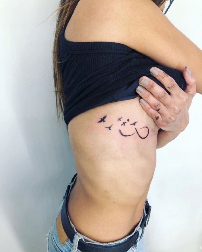 Татуировка на сърцето на ребрата