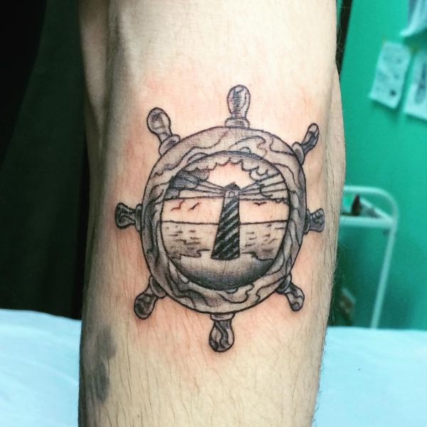 Kerék és világítótorony tetoválás