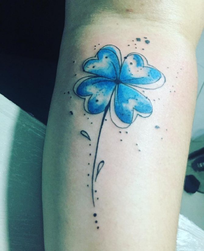 Blaues Kleeblatt Tattoo