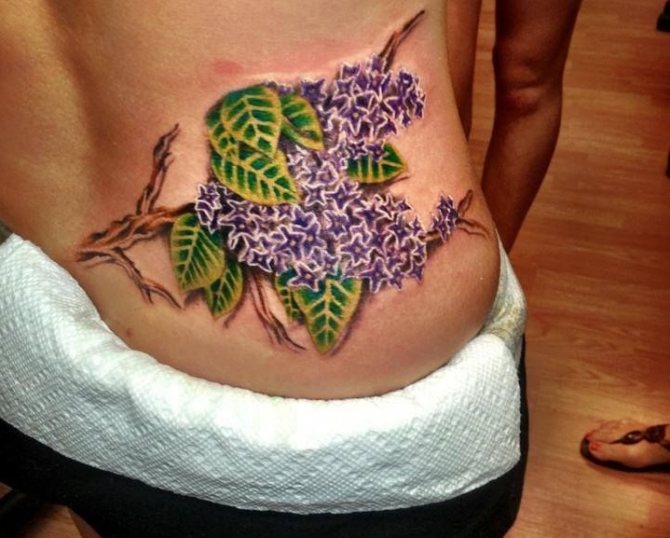 Tatouage d'un lilas sur le talon