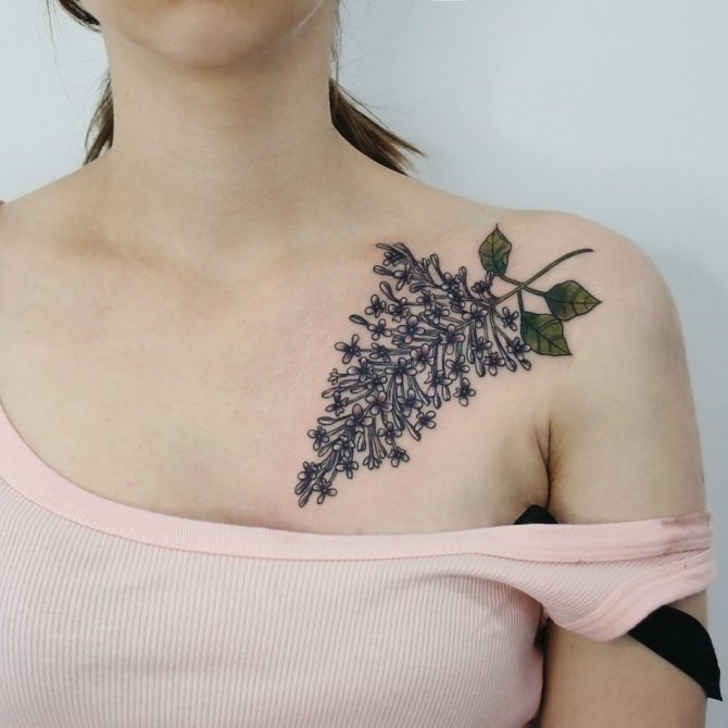Le tatouage d'un lilas au-dessus du sein gauche peut symboliser la guérison de blessures émotionnelles.