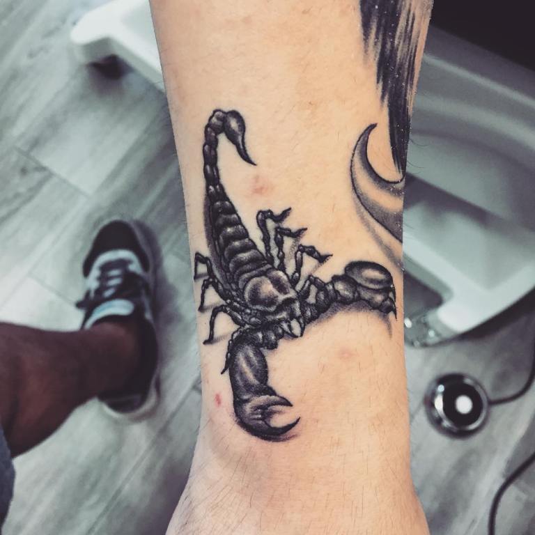 Tatouage scorpion mâle sur le bras