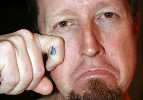 Tatuaggio di una lacrima sul suo dito