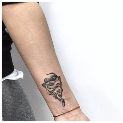 Tatouage avec signification pour les hommes. Croquis, photo