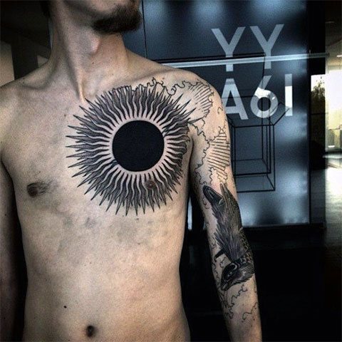 Tatuaggio del sole sul petto