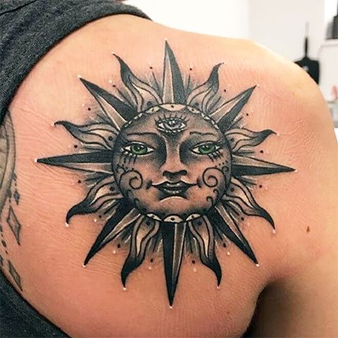 Tatouage du soleil sur l'omoplate