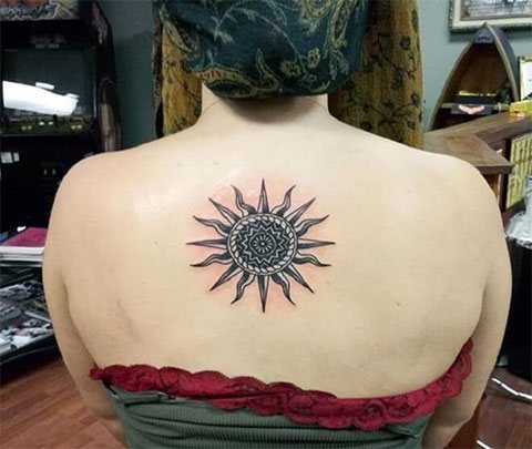 Tatouage du soleil sur le dos d'une fille