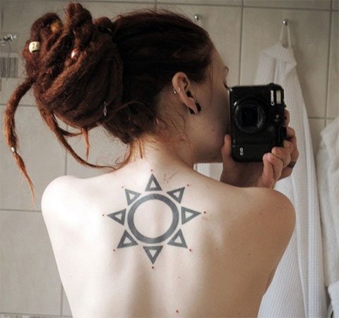 Tatouer le soleil sur le dos d'une fille