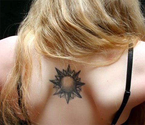 Tatouer le soleil sur le dos d'une fille
